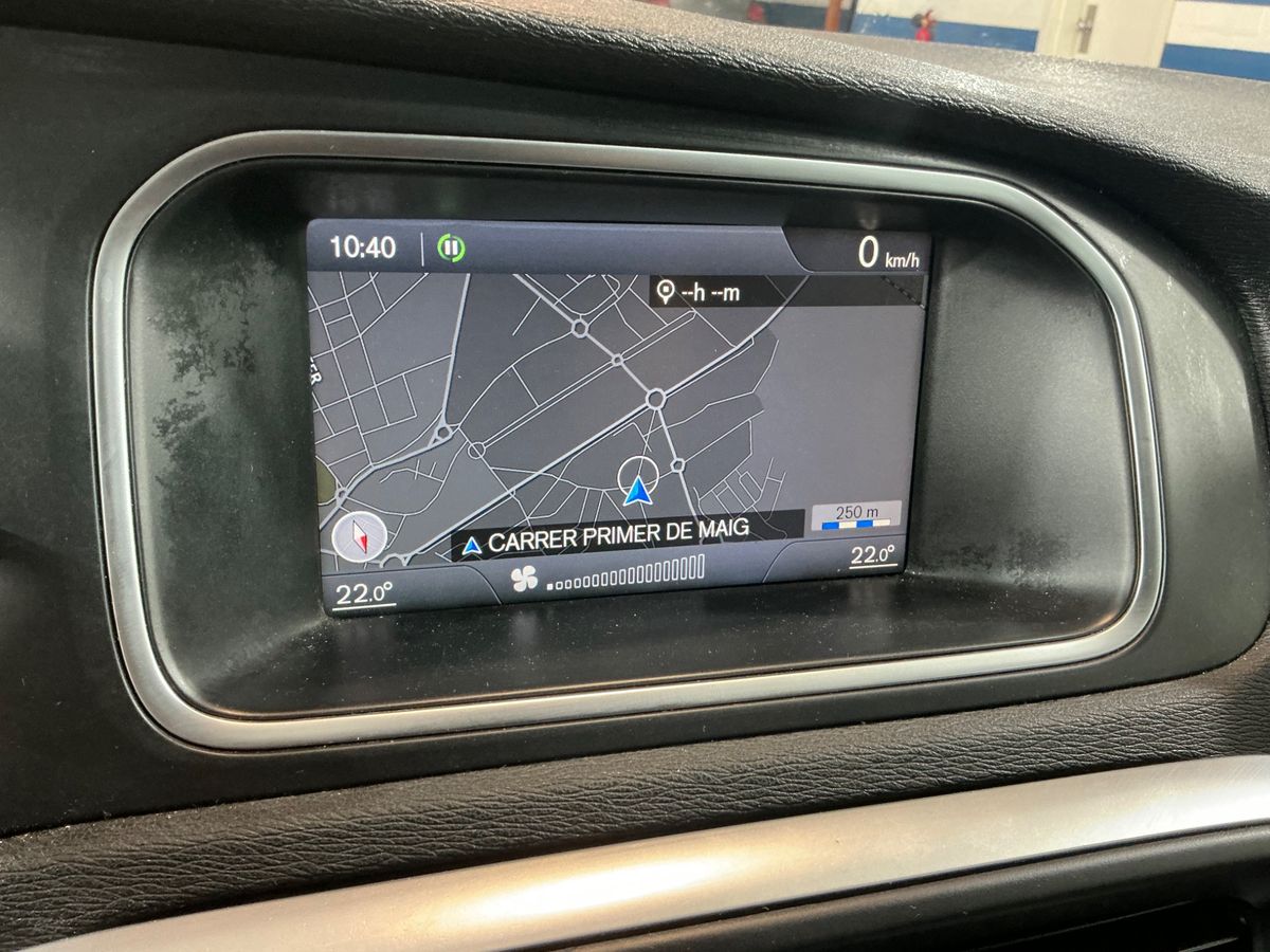 Volvo V40 2013 — photo 33