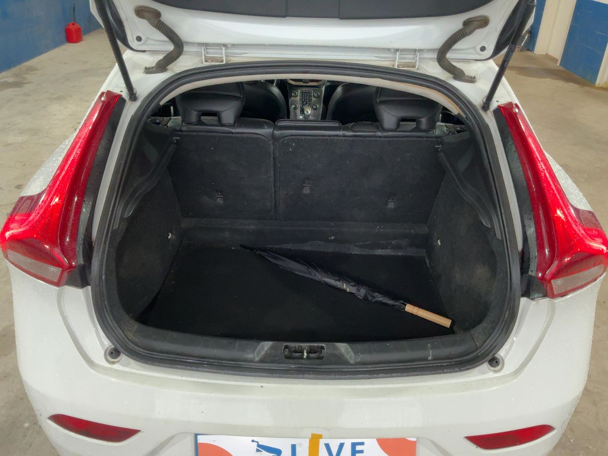 Volvo V40 2013 — photo 16