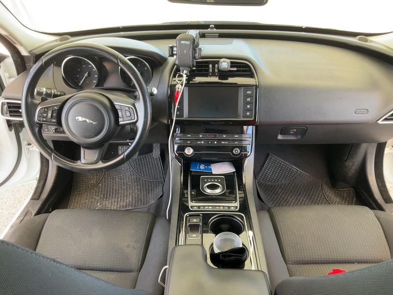 Jaguar XE 20d Pure — zdjęcie 12