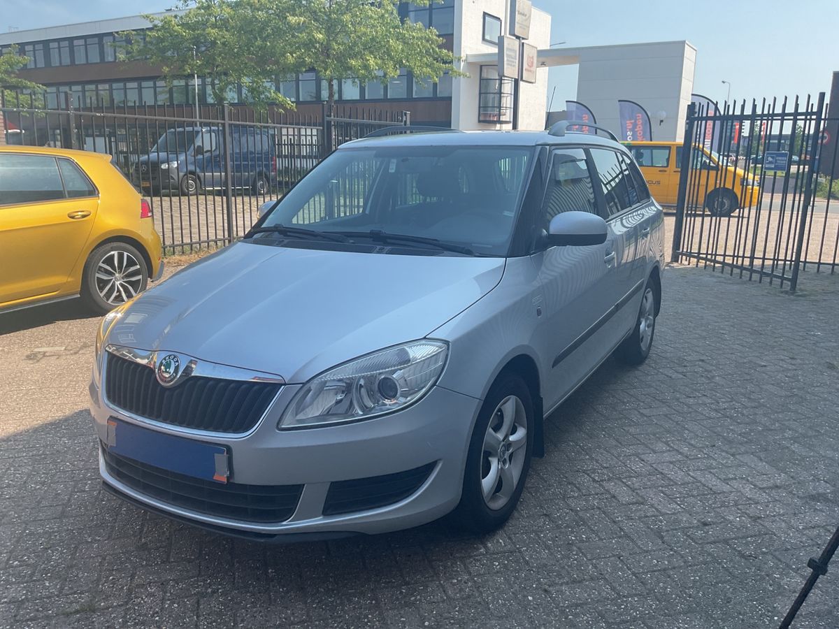 Skoda Fabia 2011 — photo 1