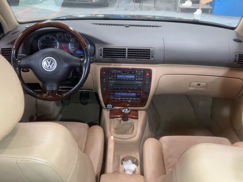 Volkswagen Passat 1.9 TDI Highline — zdjęcie 12