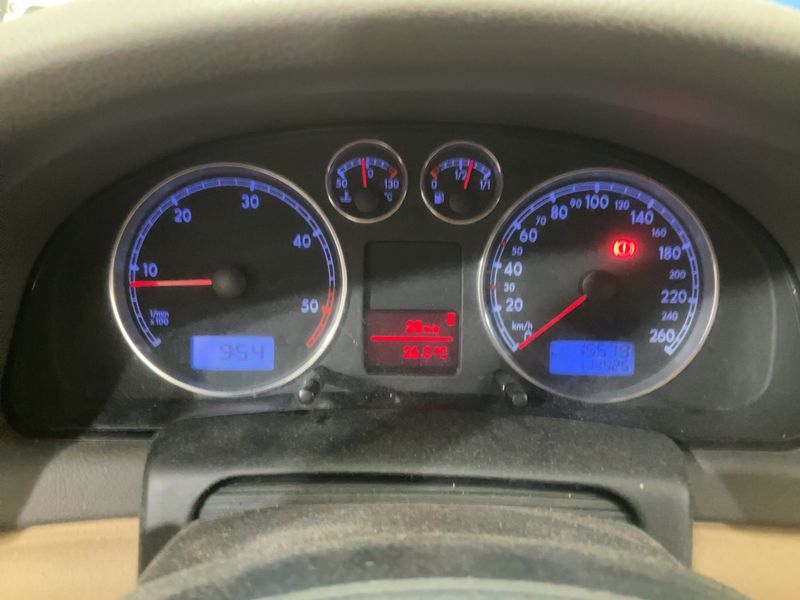 Volkswagen Passat 1.9 TDI Highline — zdjęcie 13