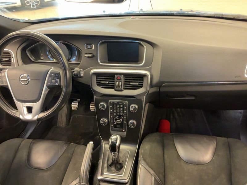 Volvo V40 2.0 T2 R-Design — zdjęcie 12
