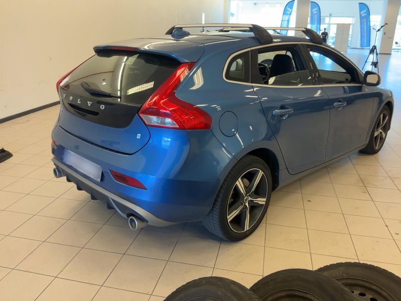 Volvo V40 2.0 T2 R-Design — zdjęcie 6