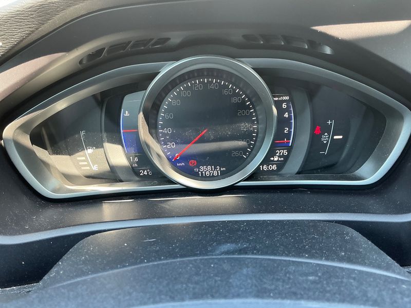 Volvo V40 2.0 T2 R-Design — zdjęcie 13