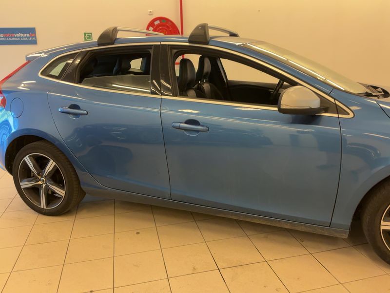Volvo V40 2.0 T2 R-Design — zdjęcie 7