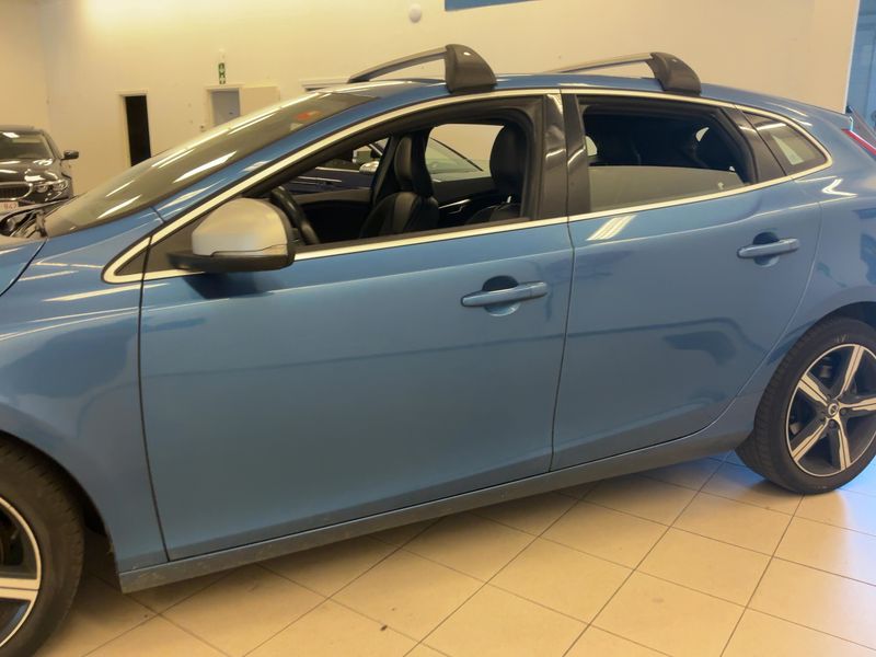 Volvo V40 2.0 T2 R-Design — zdjęcie 4