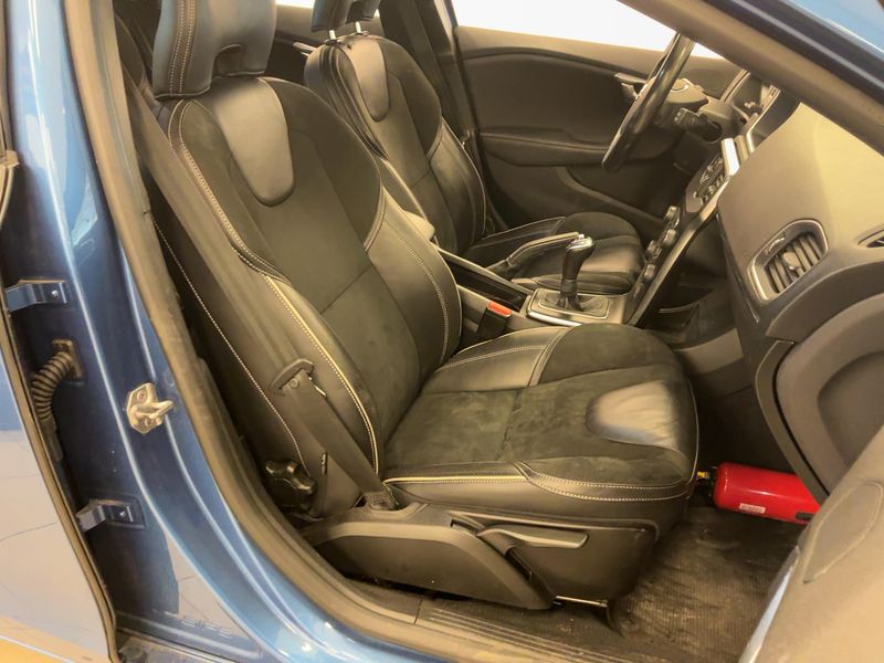 Volvo V40 2.0 T2 R-Design — zdjęcie 11