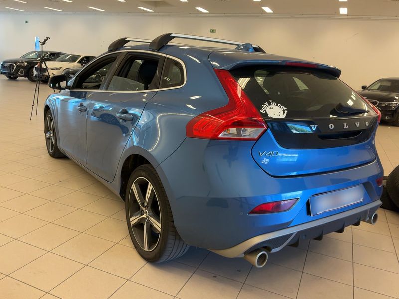 Volvo V40 2.0 T2 R-Design — zdjęcie 3