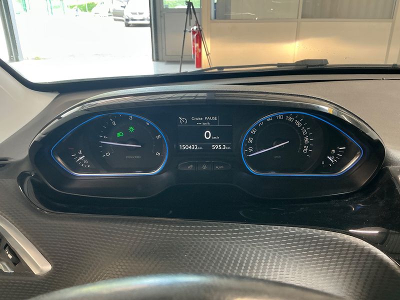 Peugeot 2008 1.6 e-HDi Feline Titane — zdjęcie 13