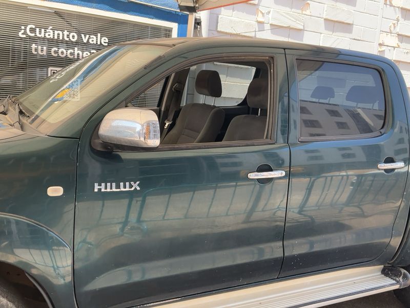 Toyota Hilux 3.0 Turbodiesel Double Cab VXL 4x4 — zdjęcie 4