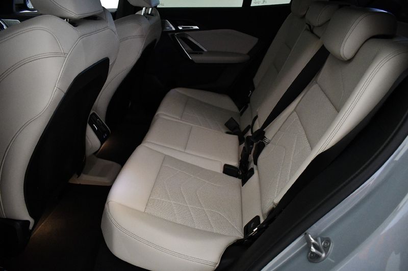 BMW iX2 eDrive20 M Sport — zdjęcie 13