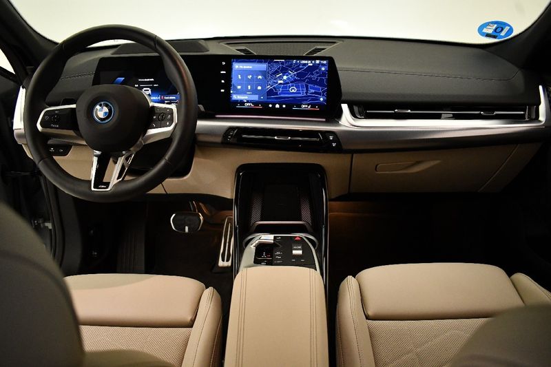 BMW iX2 eDrive20 M Sport — zdjęcie 11