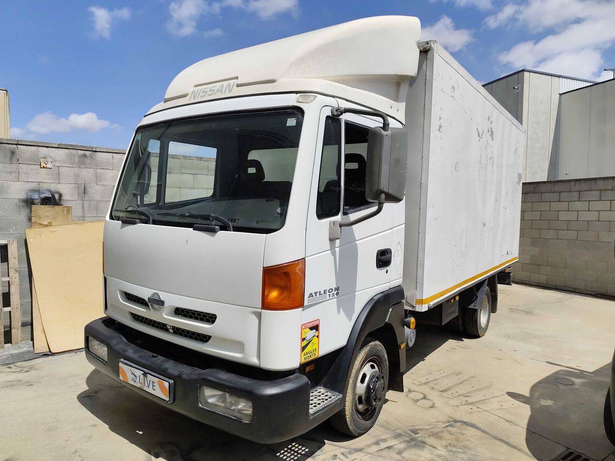 Nissan Interstar 2003 — photo 1