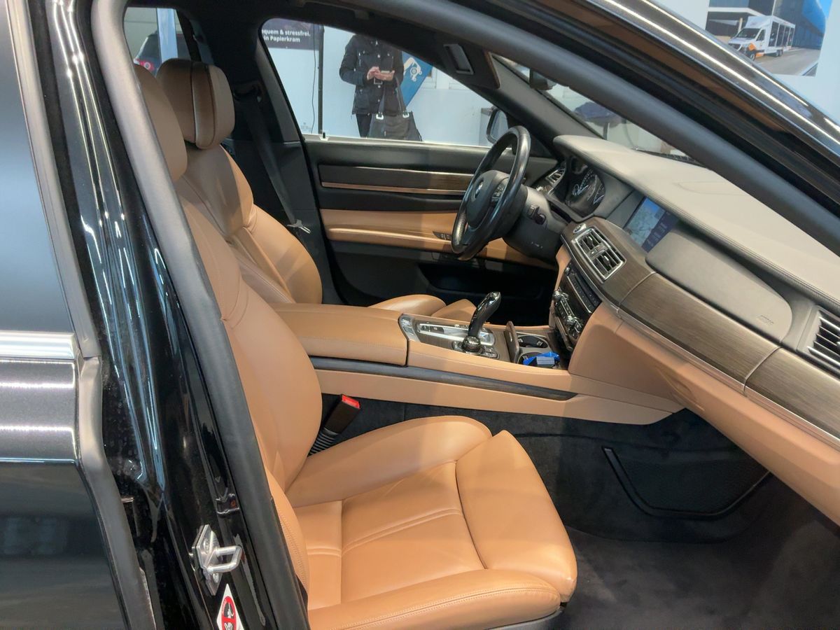 BMW 7er 2011 — photo 18