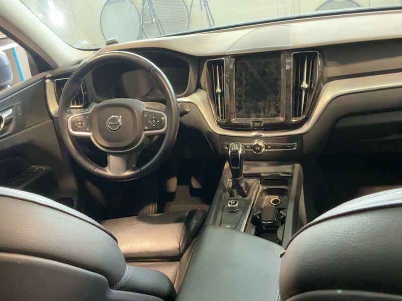 Volvo XC60 2.0 D4 Momentum AWD — zdjęcie 12