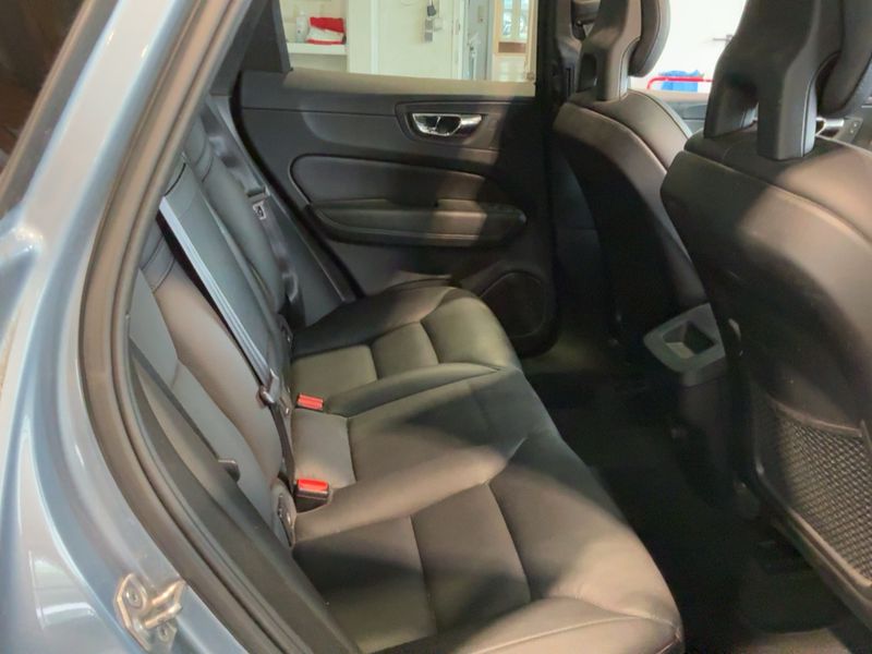 Volvo XC60 2.0 D4 Momentum AWD — zdjęcie 14