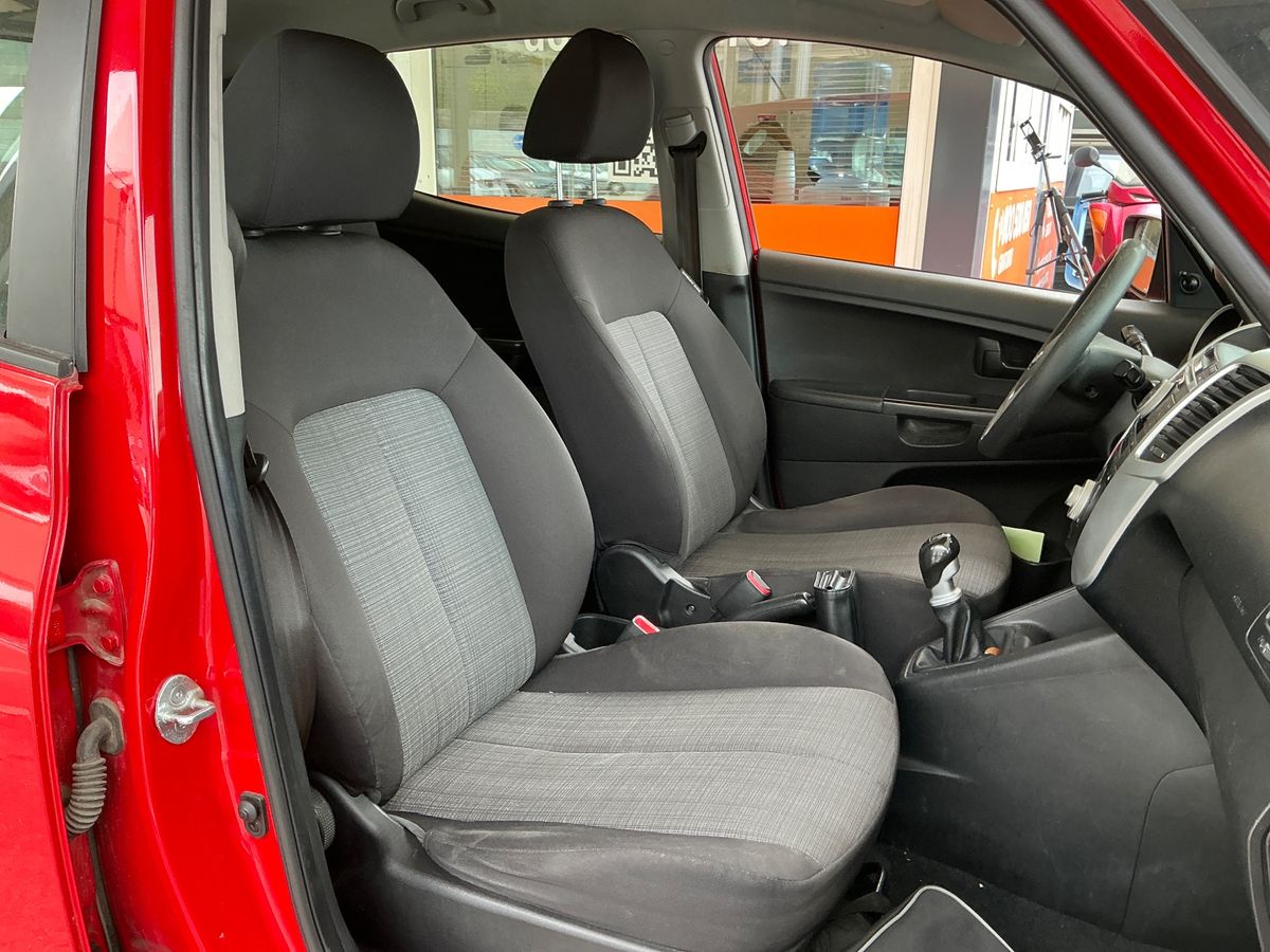 Kia Venga 2011 — photo 17