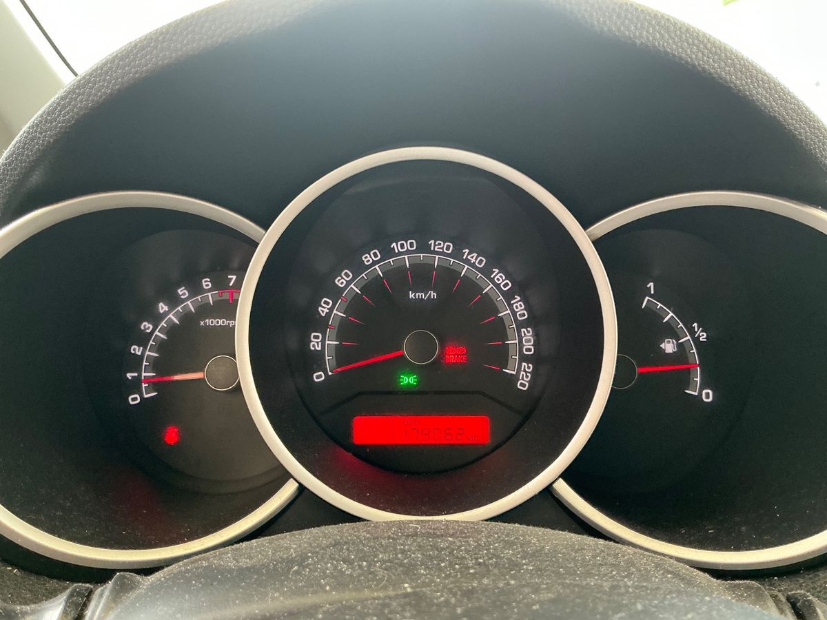 Kia Venga 2011 — photo 19