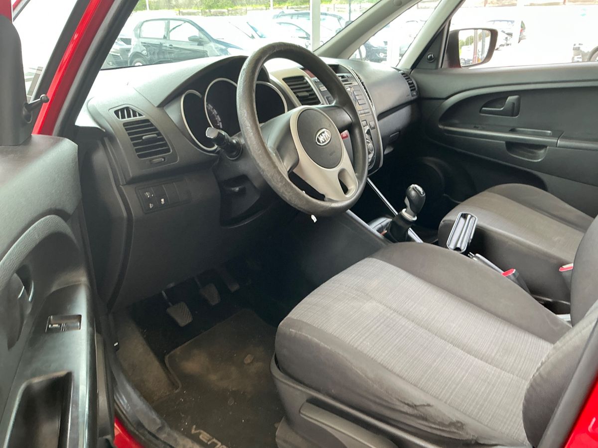 Kia Venga 2011 — photo 32