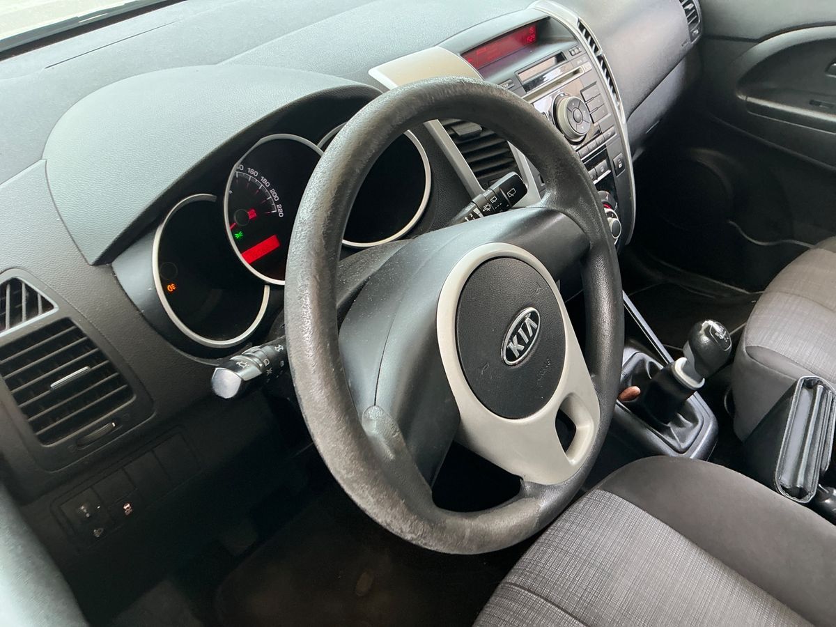 Kia Venga 2011 — photo 38