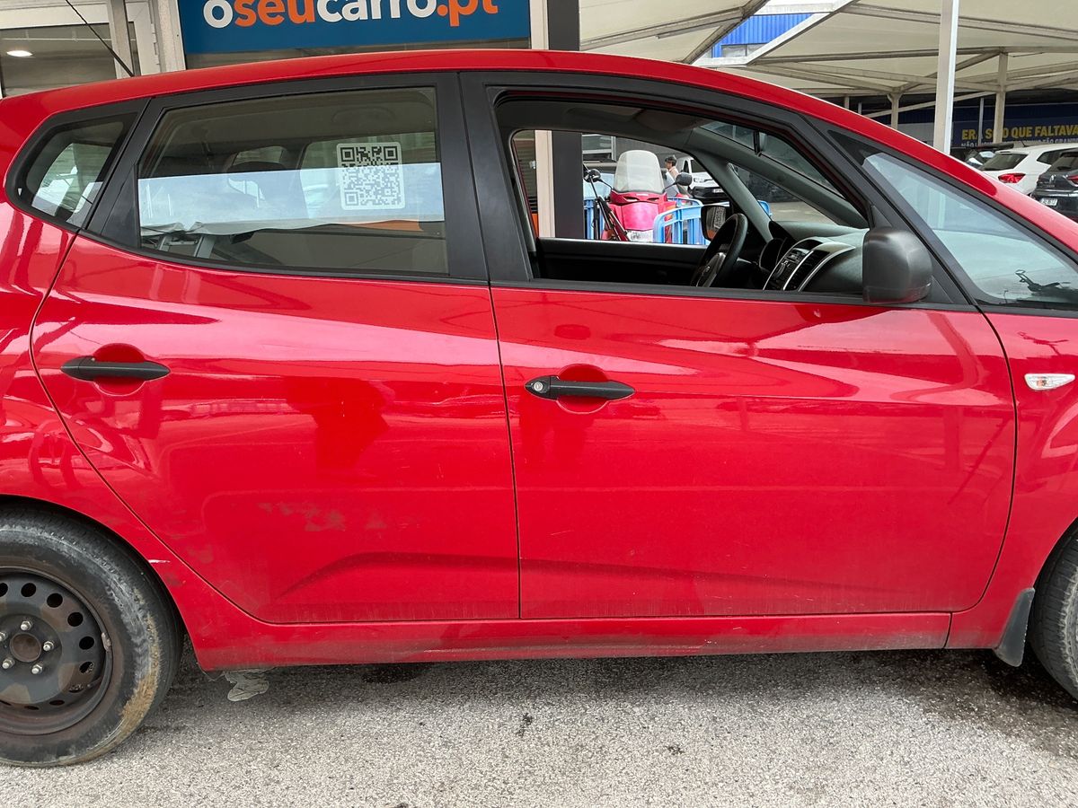 Kia Venga 2011 — photo 11