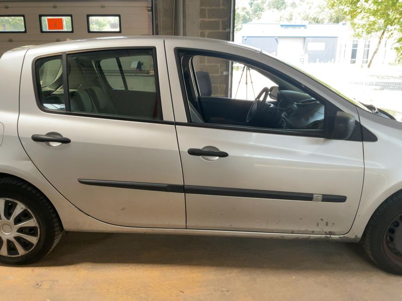 Renault Clio 1.2 Authentique 2011 – снимка 10