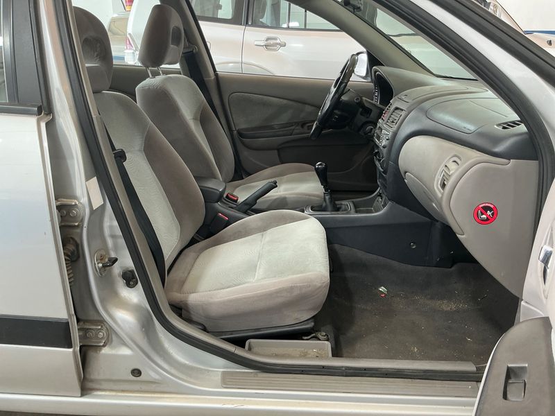Nissan Almera 1.8 Comfort — zdjęcie 3