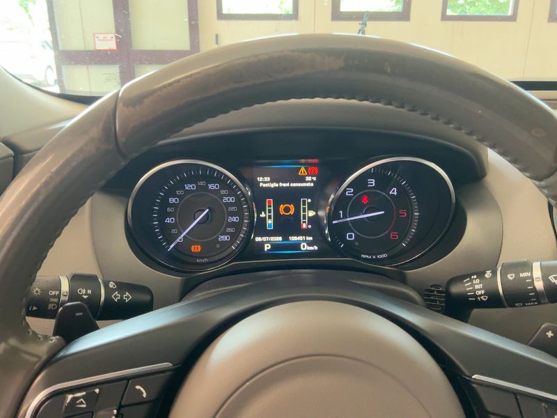 Jaguar XE 20d Portfolio — zdjęcie 13