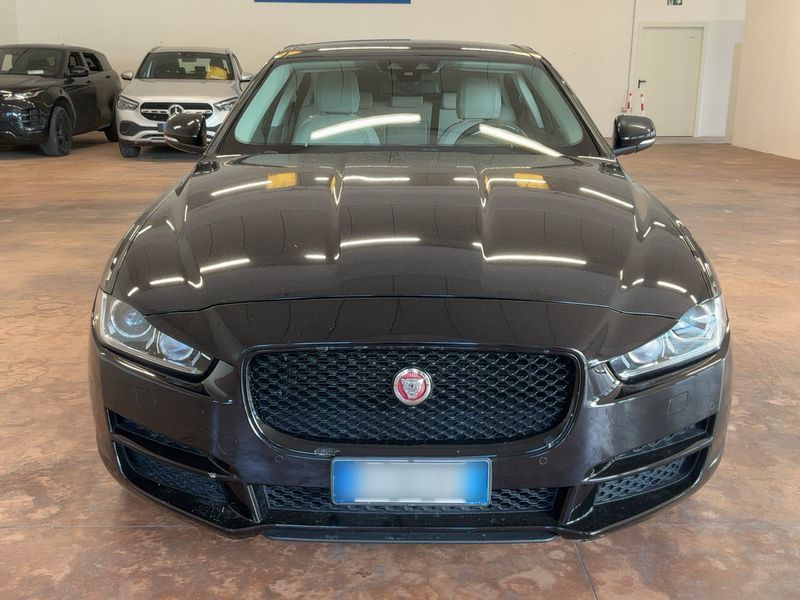 Jaguar XE 20d Portfolio — zdjęcie 9