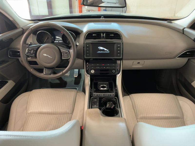 Jaguar XE 20d Portfolio — zdjęcie 12