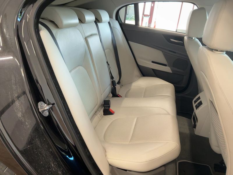 Jaguar XE 20d Portfolio — zdjęcie 14