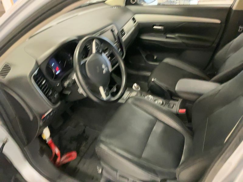 Mitsubishi Outlander 2.0 PHEV PHEV Basis 4WD — zdjęcie 11
