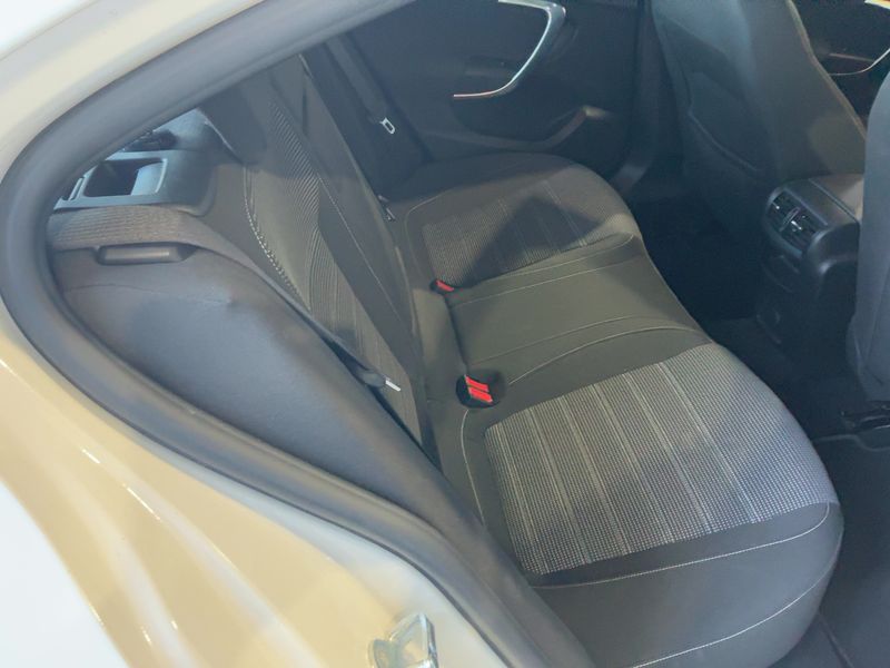 Opel Insignia 2.0 CDTI Sport — zdjęcie 14
