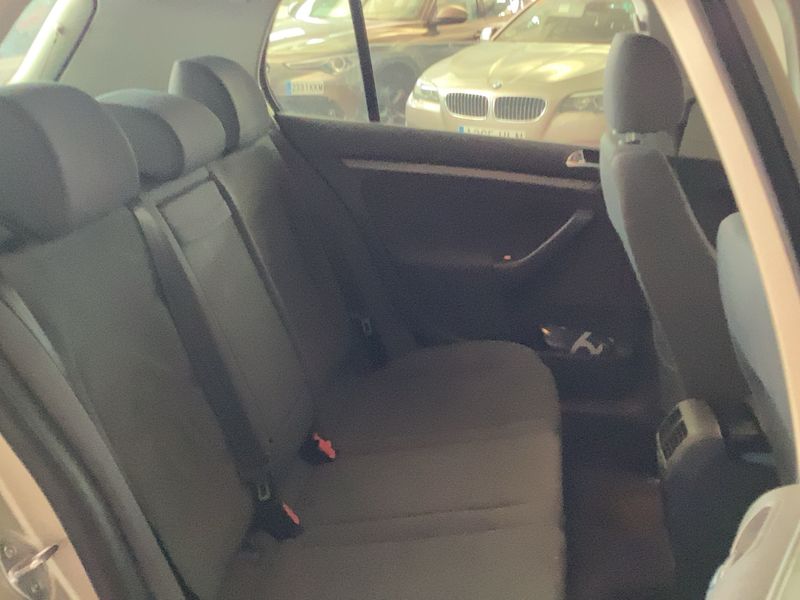 Volkswagen Golf V 1.9 TDI Highline — zdjęcie 14
