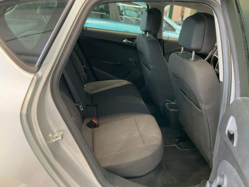Opel Astra 1.4 Edition — zdjęcie 14