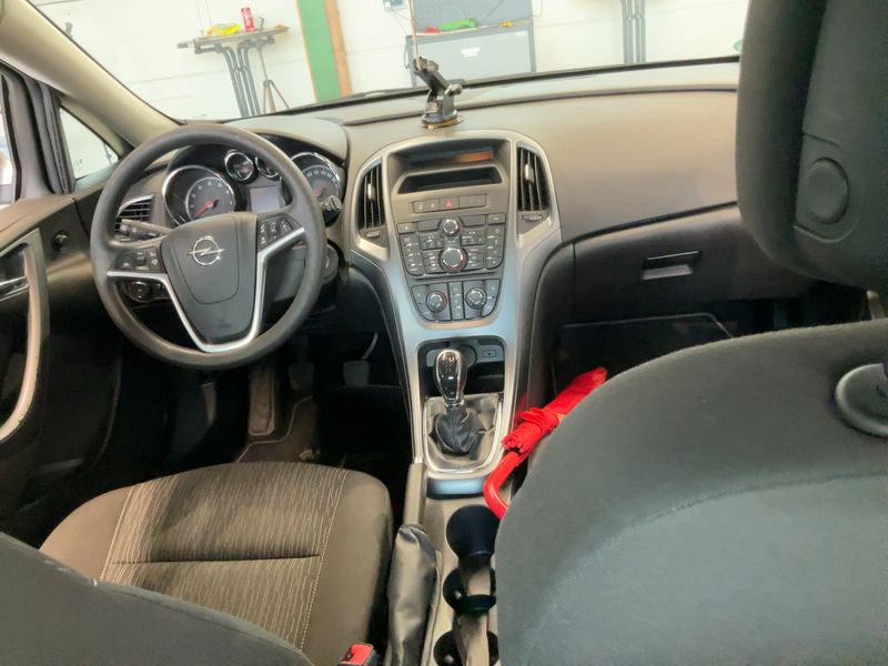 Opel Astra 1.4 Edition — zdjęcie 12