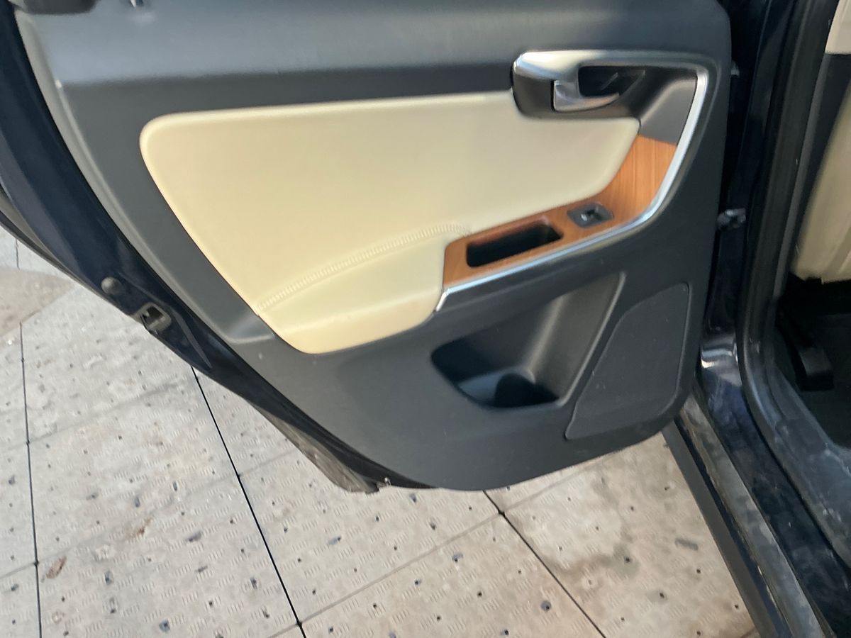 Volvo XC60 2017 — photo 31