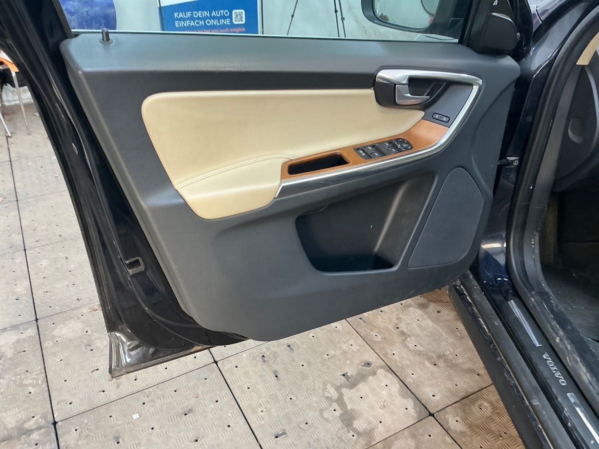 Volvo XC60 2017 — photo 32