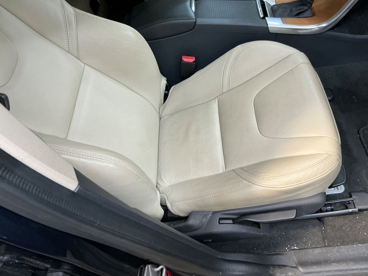Volvo XC60 2017 — photo 34