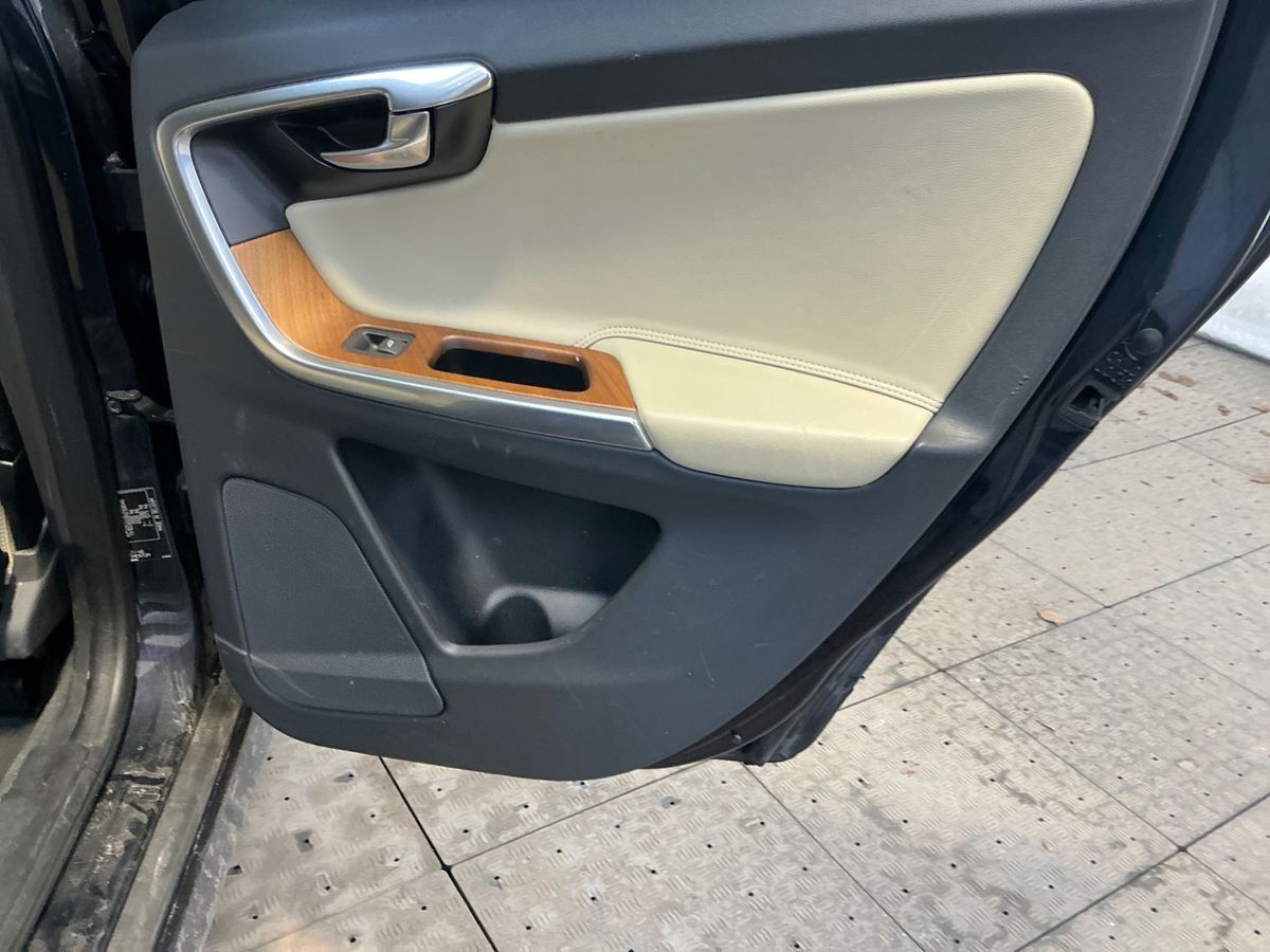 Volvo XC60 2017 — photo 30