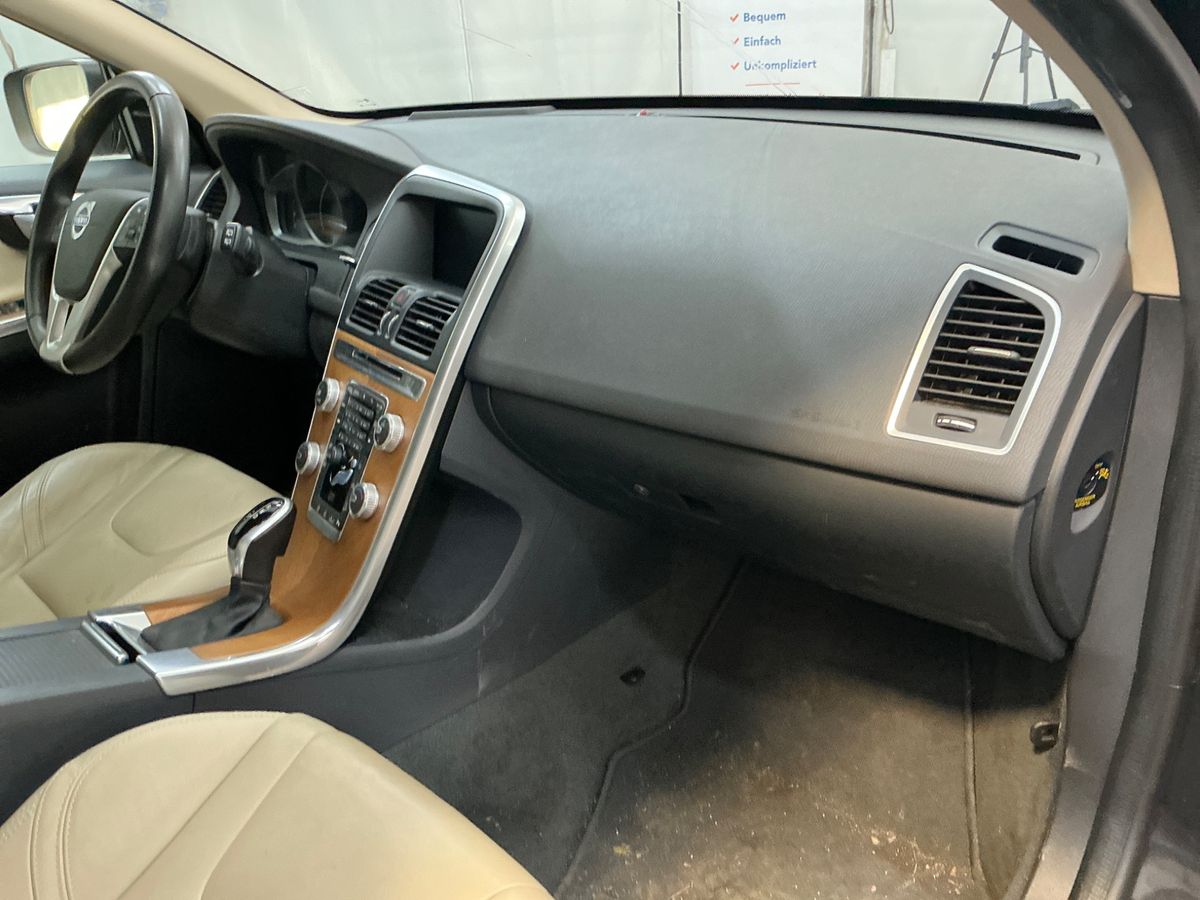 Volvo XC60 2017 — photo 28