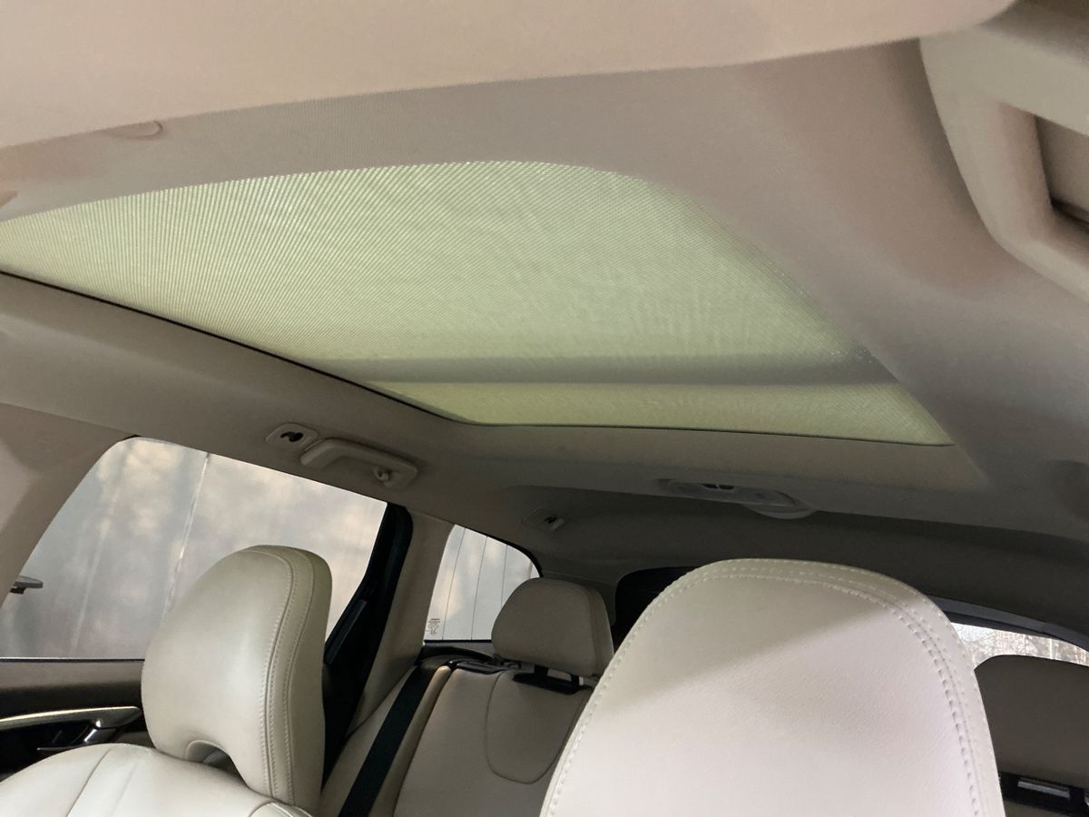 Volvo XC60 2017 — photo 38