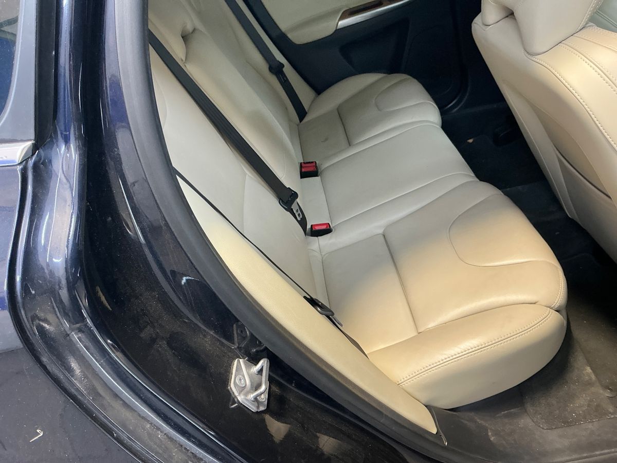 Volvo XC60 2017 — photo 35