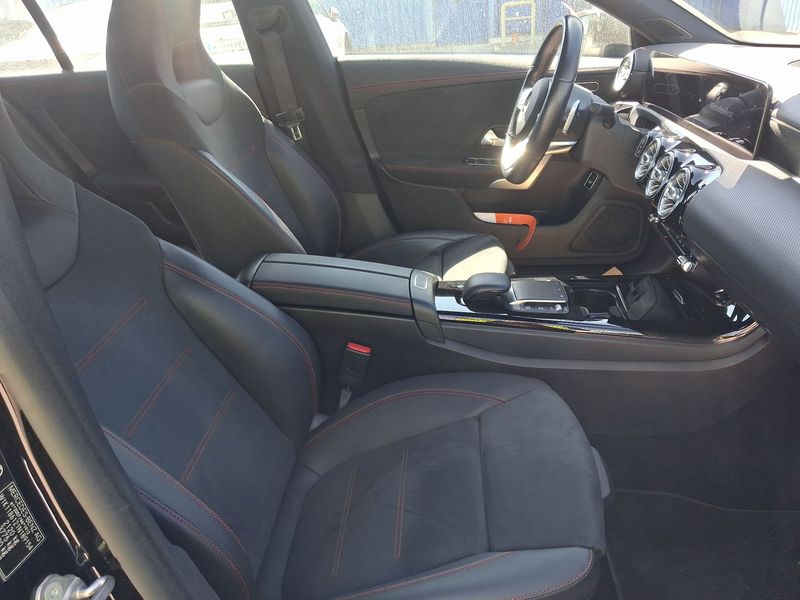 Mercedes-Benz CLA-Klasse CLA 200 d Shooting Brake AMG Line — zdjęcie 11