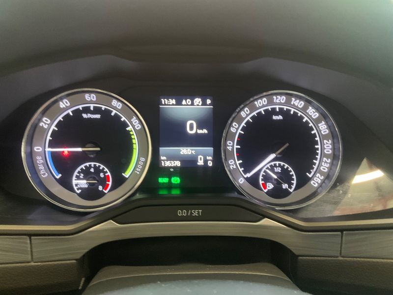 Skoda Superb 1.4 TSI iV Business — zdjęcie 13