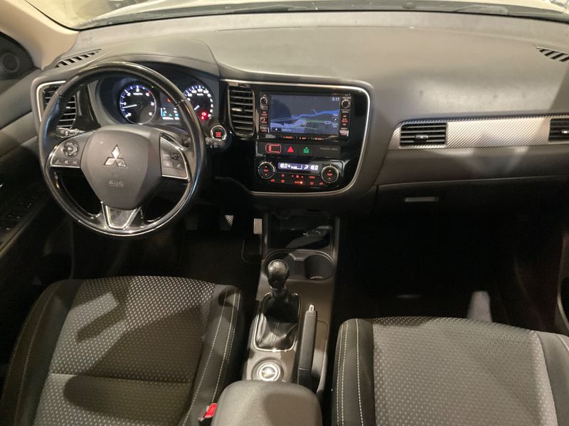 Mitsubishi Outlander 2.2 DI-D Motion 2WD — zdjęcie 12