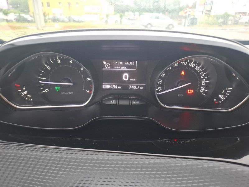 Peugeot 2008 1.2 e-THP Urban Cross — zdjęcie 12