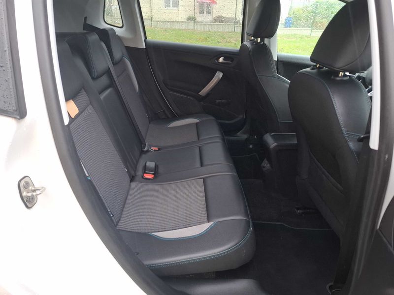 Peugeot 2008 1.2 e-THP Urban Cross — zdjęcie 14