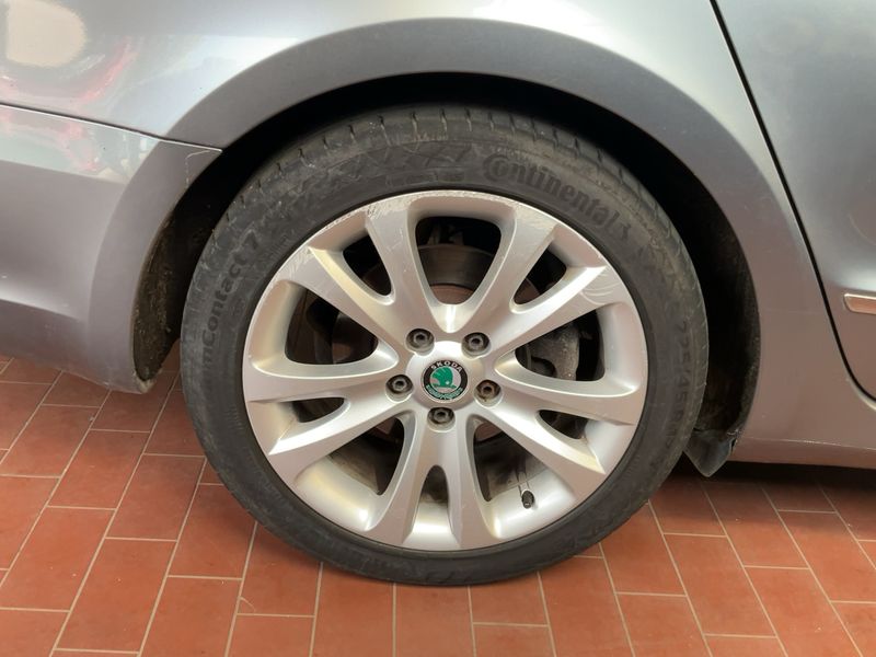 Skoda Superb 2.0 TDI Elegance 2012 – снимка 9